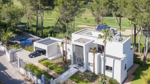 Modern villa right on the Son Vida golf course