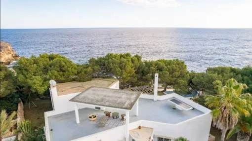 Villa in an exclusive location on the 1st sea line of Portopetro