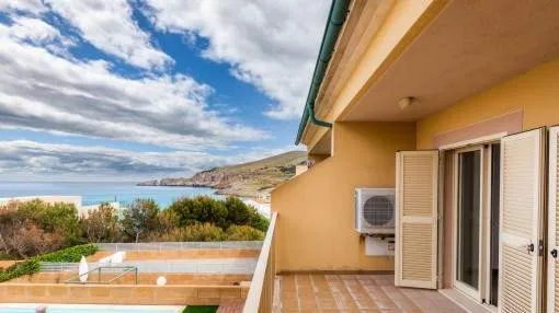 Bright, 2-storey terraced house with sea views in Cala Mesquida