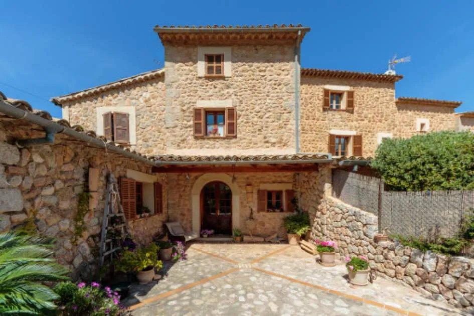 Traditional Majorcan finca in perfect condition on the outskirts of Sóller
