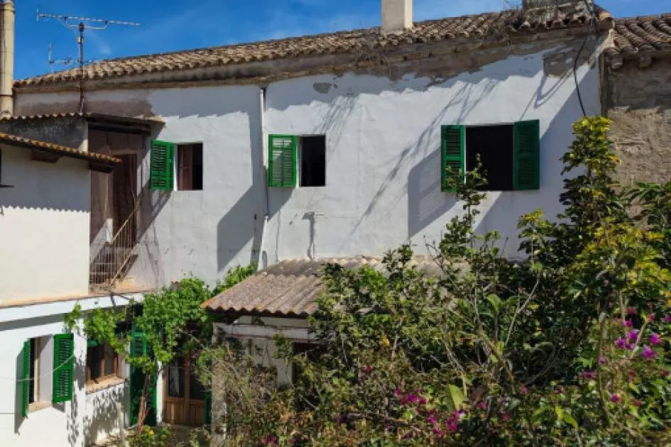 Large town-house in Ses Salines, built in 1940, in a prime location and offering  great potential