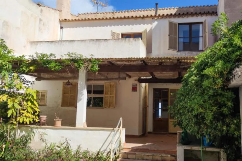 Traditional house in a prime location, only a few steps from the beach in Colonia St. Jordi