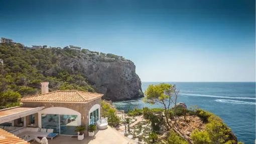 Exclusive villa on the first sea line in Port Andratx