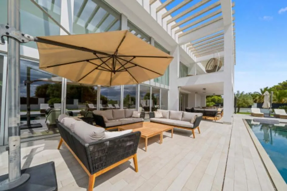 Large modern villa with pool in the prestigious region of Llenaire