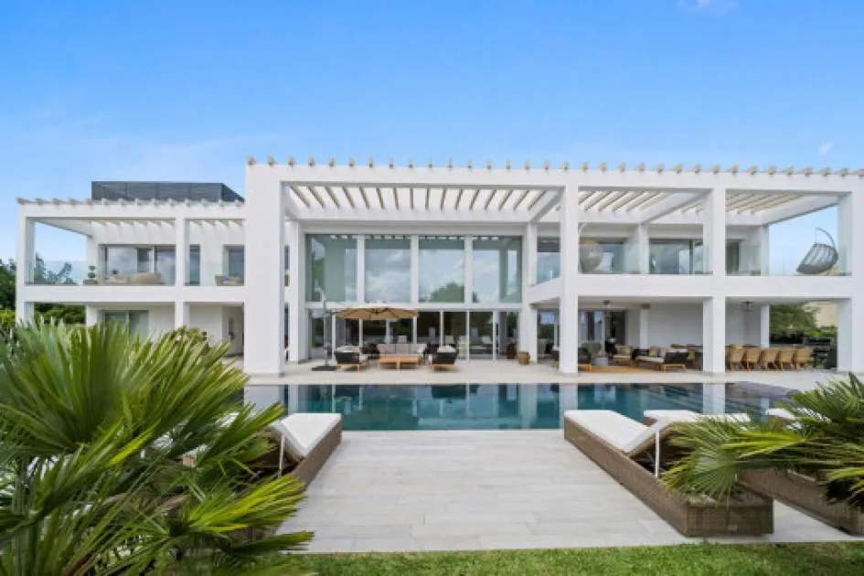 Large modern villa with pool in the prestigious region of Llenaire
