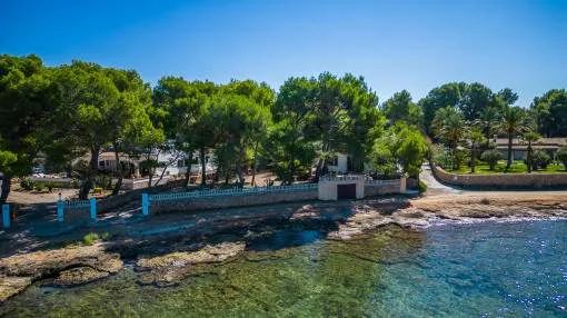 Unbelievable villa on the first line of the sea with touristic rental licence in Manresa, Alcudia Unbelievable villa on the first line of the sea with touristic rental licence in Manresa, Alcudia