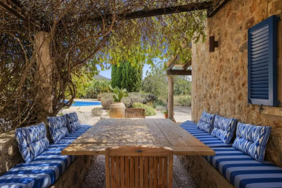 Enchanting country house in an idyllic, tranquil location with wonderful views of the Santa Magdalena mountain