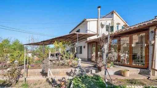 Centrally located town-house with garden in Soller