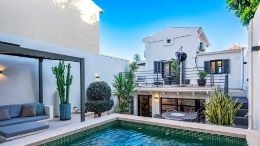 Urban retreat with pool and garage - Modern townhouse villa with spacious outdoor areas in El Terreno-Palma