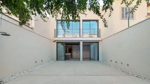 Modern newly built townhouse with pool, rooftop terrace and garage in Portixol
