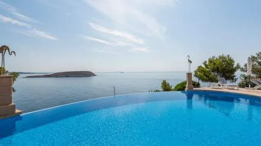 Frontline sea view apartment with direct sea access in Cala Vinyes