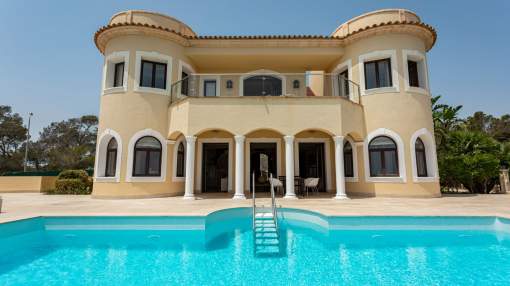 Spacious Mediterranean villa in a frontline location in Cala Viñas Spacious Mediterranean villa in a frontline location in Cala Viñas