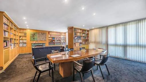 Ample office that can be tured into a beautiful home, located in the best place on Palma´s ¨Avenidas¨ Ample office that can be tured into a beautiful home, located in the best place on Palma´s ¨Avenidas¨
