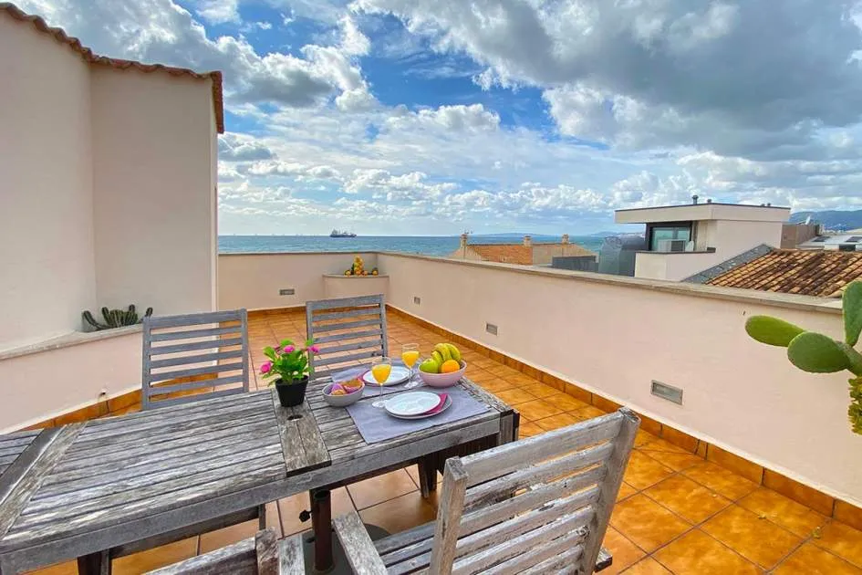 Spectacular townhouse in El Molinar, 50 metres from the beach.