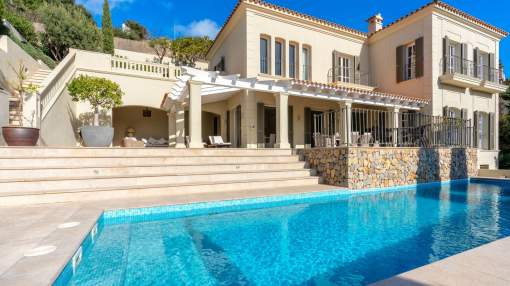 Elegant villa of exceptional quality, fully furnished
enjoying attractive views over the harbour, sea and the mountains. Elegant villa of exceptional quality, fully furnished
enjoying attractive views over the harbour, sea and the mountains.