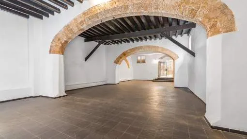 Historic residential or commercial property dating back to the 16th Century in the heart of Old Town Historic residential or commercial property dating back to the 16th Century in the heart of Old Town