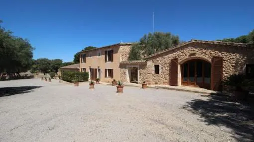 Fully furnished 4 bedroom country property near Manacor with community pool