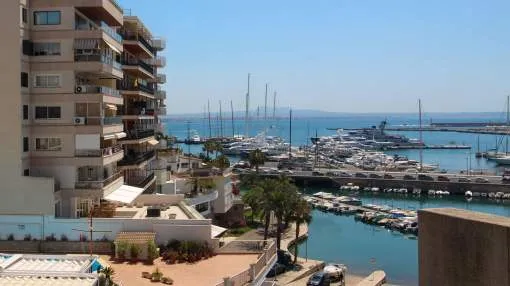 Apartment with partial harbour views, pool and garage Apartment with partial harbour views, pool and garage