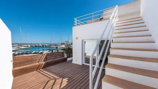 Fabulous Boat House in the harbour of Calanova, direct access to the marina