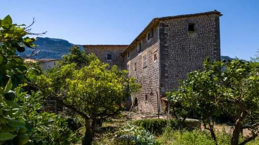 Traditional stone house to renovate in Sóller on a large plot of land