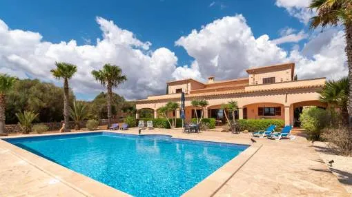 Large finca with high ceilings in Santanyi with distant seaviews