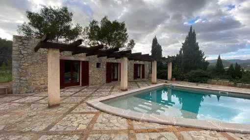 Elegant rustic house in the Calviá town area. Elegant rustic house in the Calviá town area.