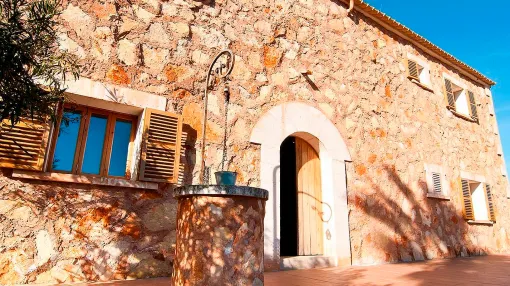Rustic finca with lovely stone facade in Felanitx