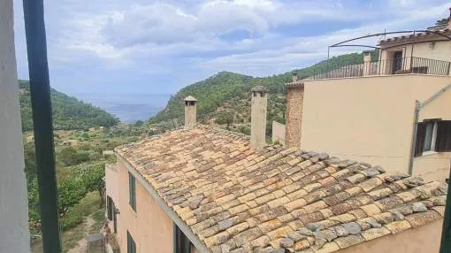 Authentic Mediterranean style townhouse, with sea views and access to the Tramuntana Mountains just a few metres away. Located in one of the most beautiful places of the island of Mallorca.