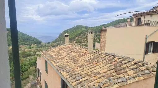 Authentic Mediterranean style townhouse, with sea views and access to the Tramuntana Mountains just a few metres away. Located in one of the most beautiful places of the island of Mallorca. Authentic Mediterranean style townhouse, with sea views and access to the Tramuntana Mountains just a few metres away. Located in one of the most beautiful places of the island of Mallorca.