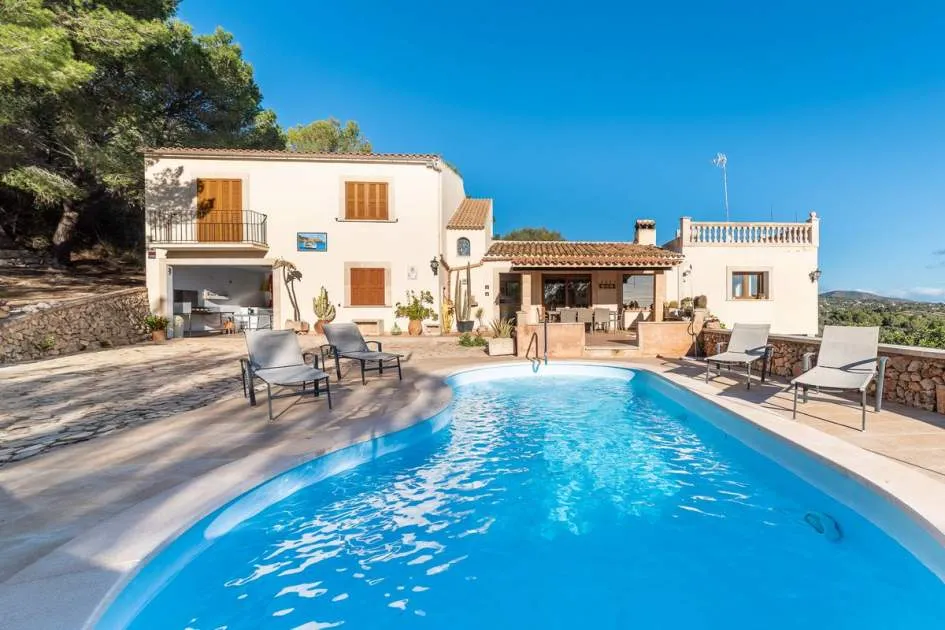 Finca with seaview and a large plot between Portocolom and Cala Murada