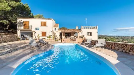 Finca with seaview and a large plot between Portocolom and Cala Murada