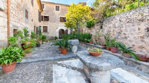 Historic property in the heart of the beautiful village of Fornalutx. Historic property in the heart of the beautiful village of Fornalutx.