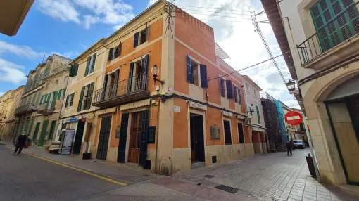 Townhouse in Felanitx with wine cellar and artist gallery Townhouse in Felanitx with wine cellar and artist gallery
