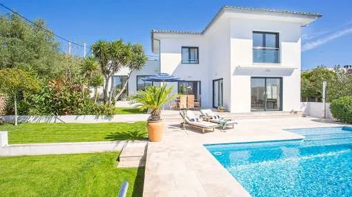 New contemporary villa located within walking distance to the village centre