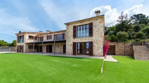 Beautiful stone finca with guest house and sea views in the center of the village of Estellencs. Beautiful stone finca with guest house and sea views in the center of the village of Estellencs.