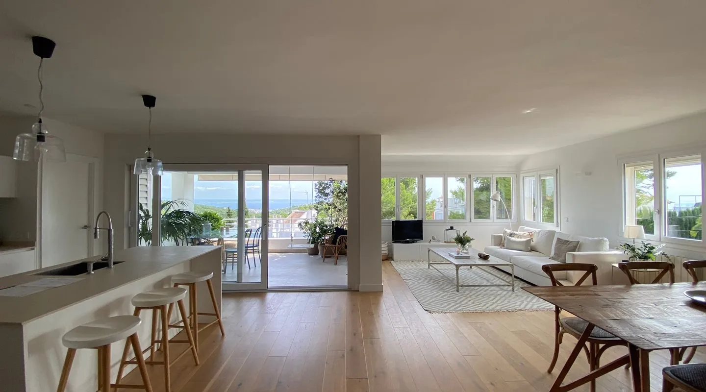 Newly renovated spacious penthouse for sale in Gènova Newly renovated spacious penthouse for sale in Gènova