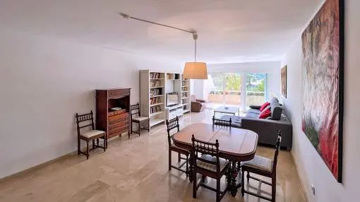 Centrally located spacious apartment with lift and garage!