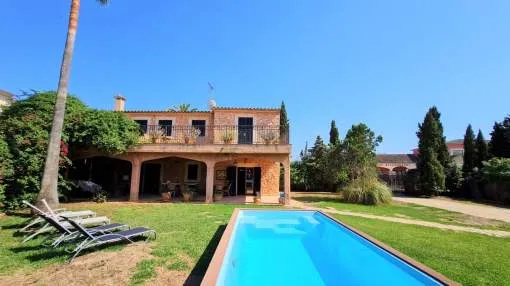 Rustic townhouse with pool in LLombards.