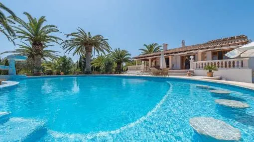 Spacious finca within walking distance to a beautiful beach. Spacious finca within walking distance to a beautiful beach.