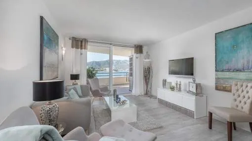Modern apartment frontline to the sea with a direct sea access and beautiful views in a a very central location Modern apartment frontline to the sea with a direct sea access and beautiful views in a a very central location