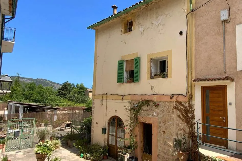 Well-kept town house just a few minutes' walk from the main square in Sóller