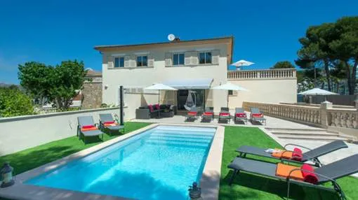 Modern villa just a few metres from Playa de Muro with holiday rental licence