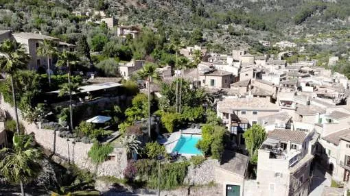 Charming hotel with stunning panoramic views in the heart of Fornalutx on the west coast of Mallorca. Charming hotel with stunning panoramic views in the heart of Fornalutx on the west coast of Mallorca.