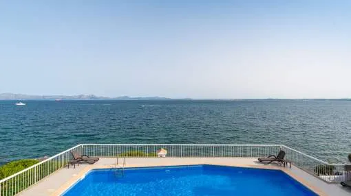 Villa in first sea line with panoramic views in Alcanada
