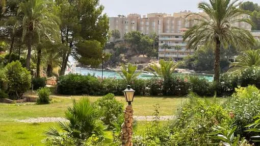 Beautiful flat in a magnificent residential complex in Cala Vinyas with direct access to the sea.