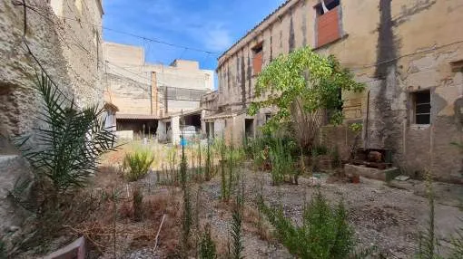 Large manor house with courtyard in the centre of Manacor