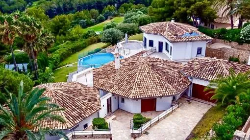 An imposing estate bordering the Royal Bendinat Golf Course with panoramic sea views An imposing estate bordering the Royal Bendinat Golf Course with panoramic sea views