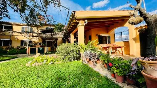 Charming finca with a uniquely designed garden and a large swimming pool in the area of La Garriga, only a few minutes away from Palma and easily accessible Charming finca with a uniquely designed garden and a large swimming pool in the area of La Garriga, only a few minutes away from Palma and easily accessible