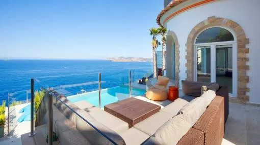 Delightful frontline seaview villa in El Toro
