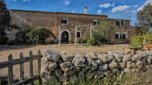 Rustic finca with renovation project in idyllic location near Inca